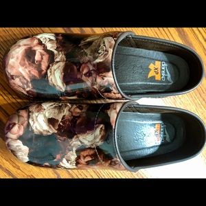 Dansko XP Brown Floral clogs size 37